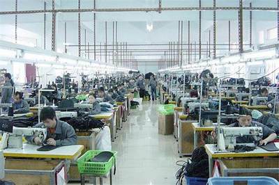 實(shí)業(yè)不死,打工仔回鄉(xiāng)開(kāi)廠雇用大媽,箱包加工年銷(xiāo)售1500萬(wàn)