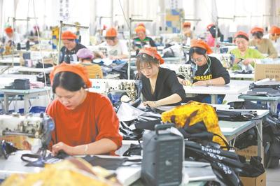 "微工廠"帶動(dòng)家門(mén)口穩(wěn)定就業(yè)_中安在線