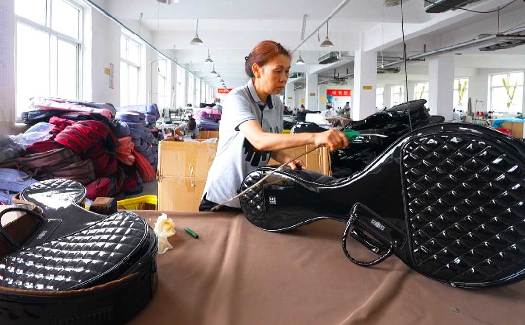 (組圖)箱包消費旺 企業生產忙